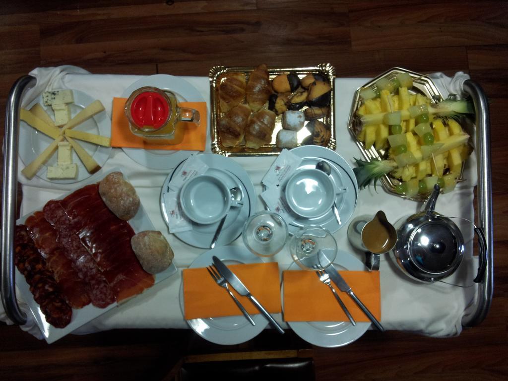 Hotel Avenida Понтеведра Екстериор снимка
