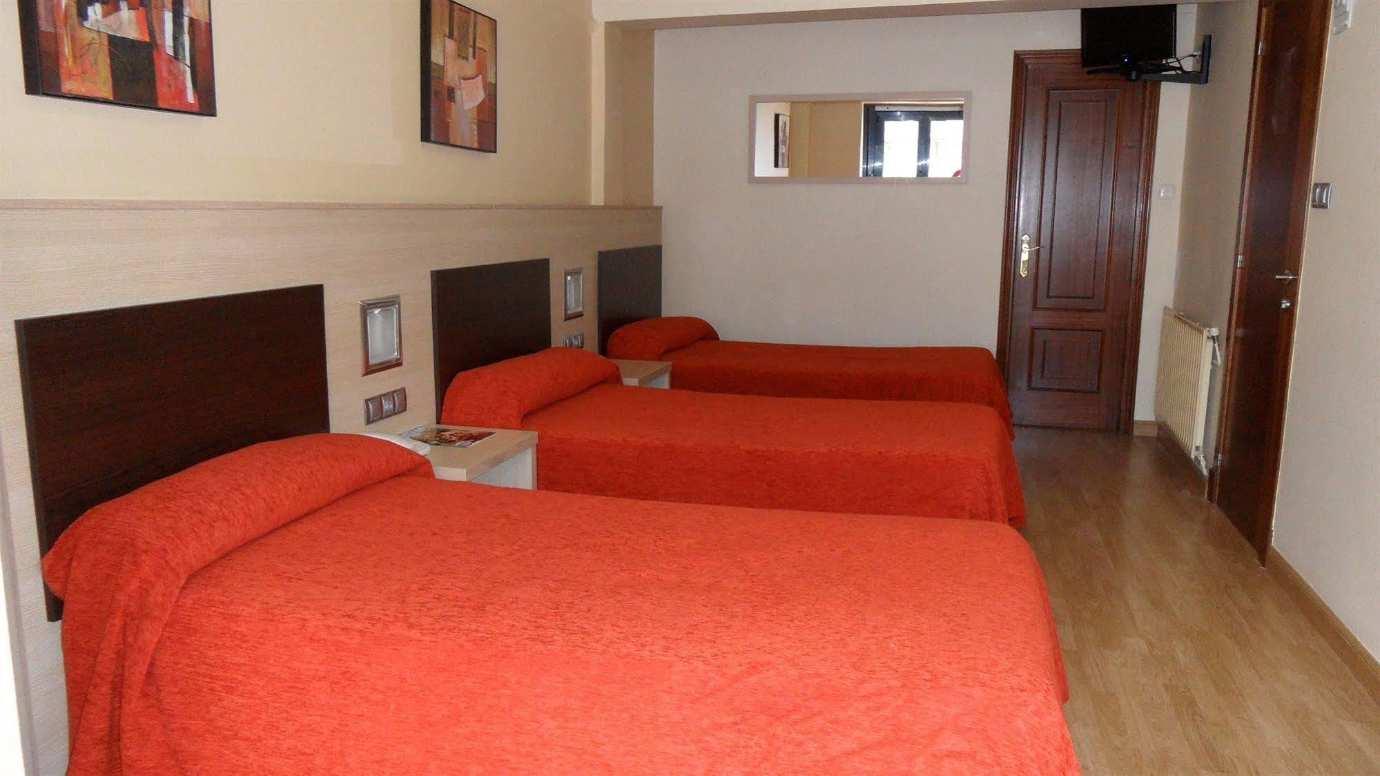 Hotel Avenida Понтеведра Екстериор снимка