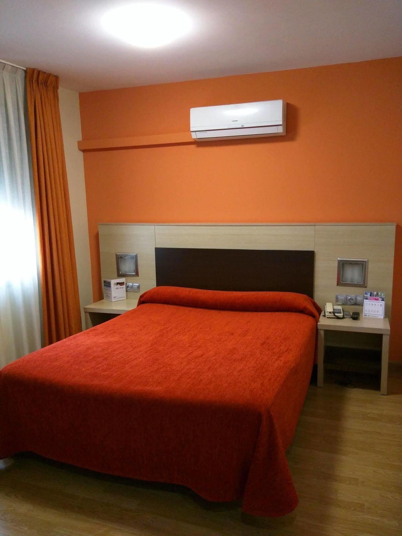Hotel Avenida Понтеведра Екстериор снимка