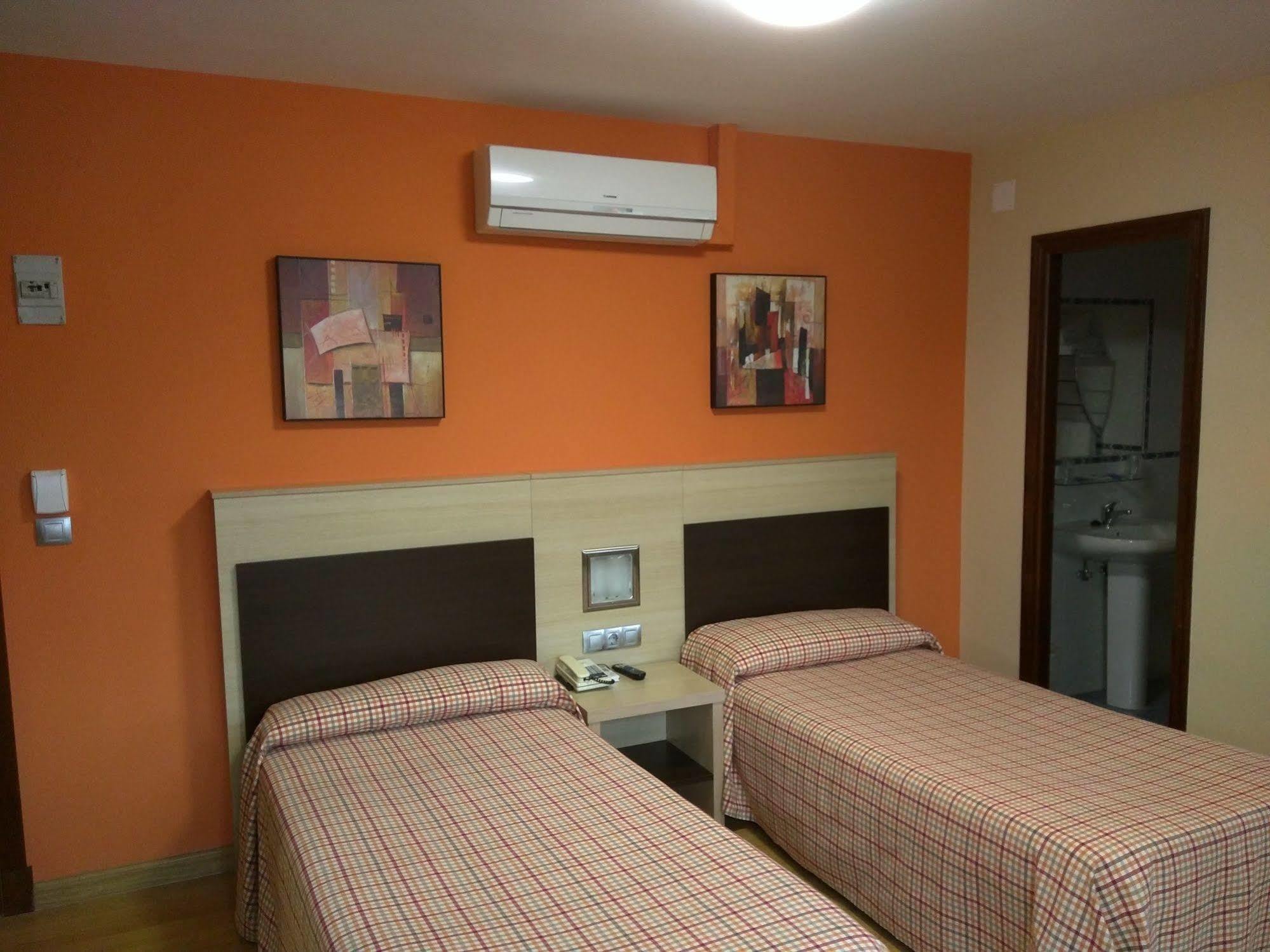 Hotel Avenida Понтеведра Екстериор снимка
