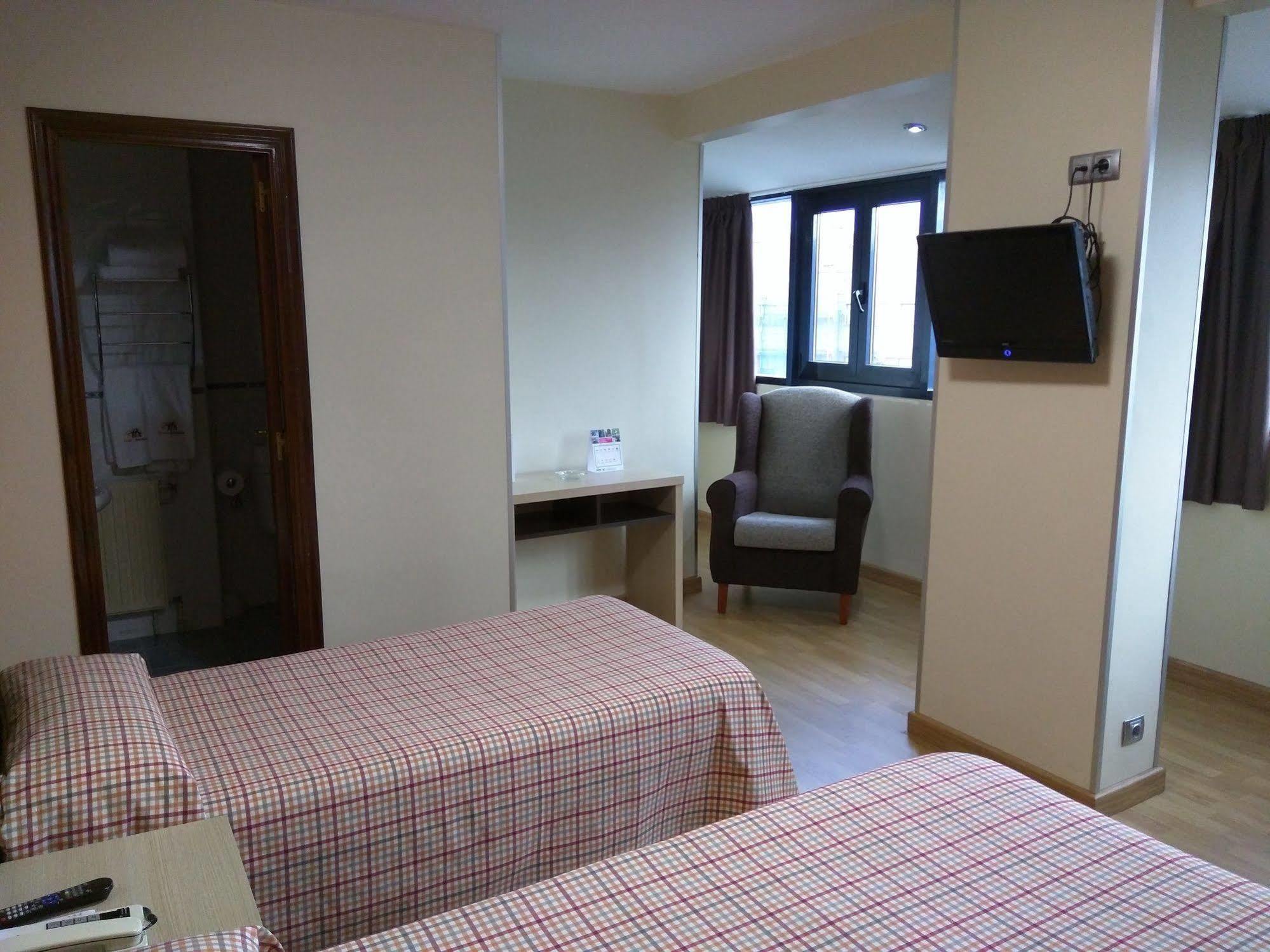 Hotel Avenida Понтеведра Екстериор снимка