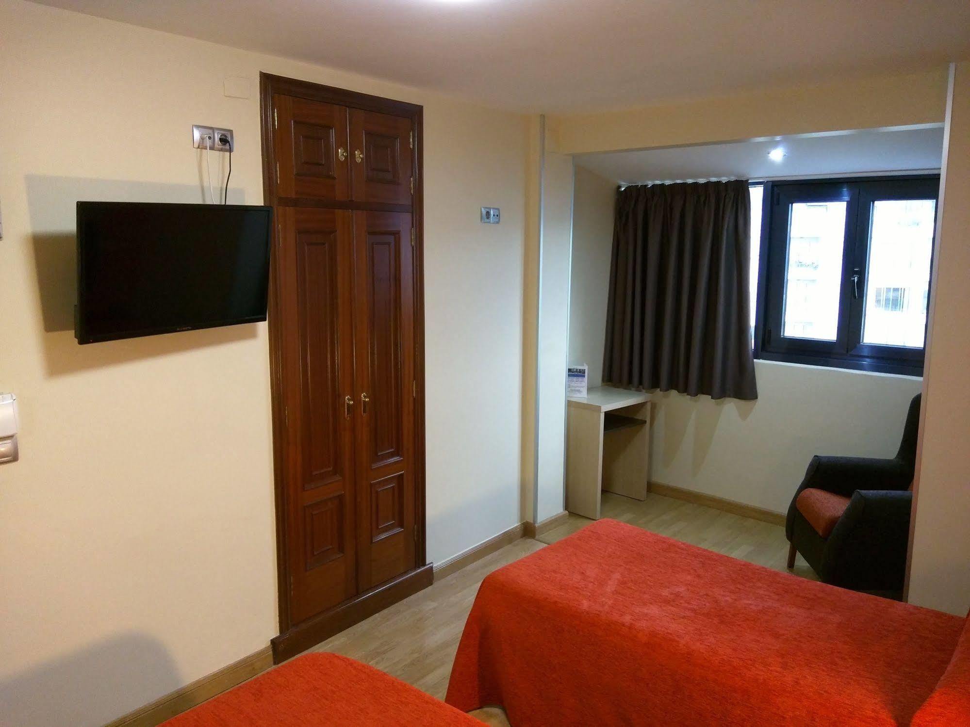 Hotel Avenida Понтеведра Екстериор снимка