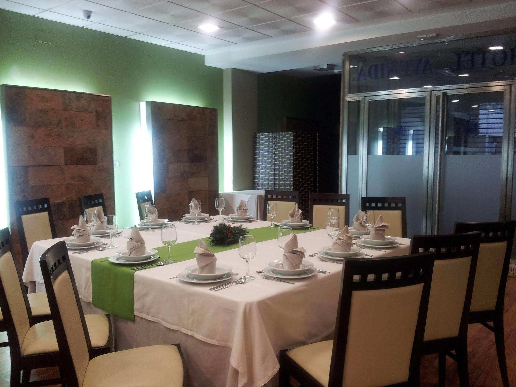 Hotel Avenida Понтеведра Екстериор снимка
