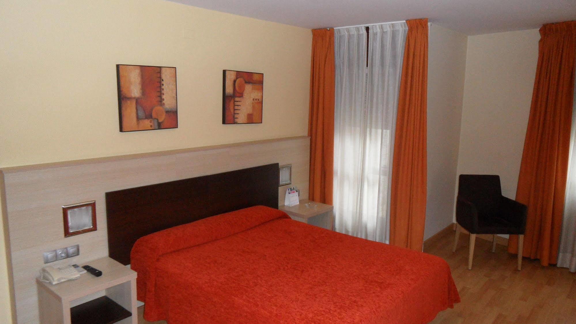 Hotel Avenida Понтеведра Екстериор снимка