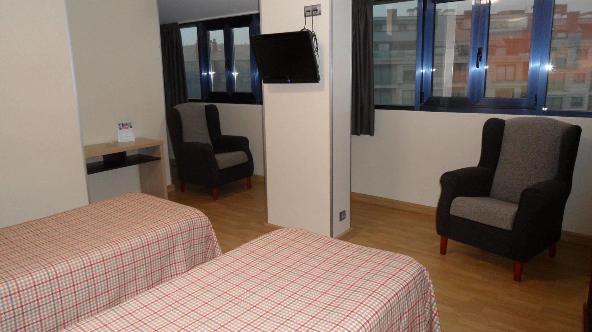 Hotel Avenida Понтеведра Екстериор снимка