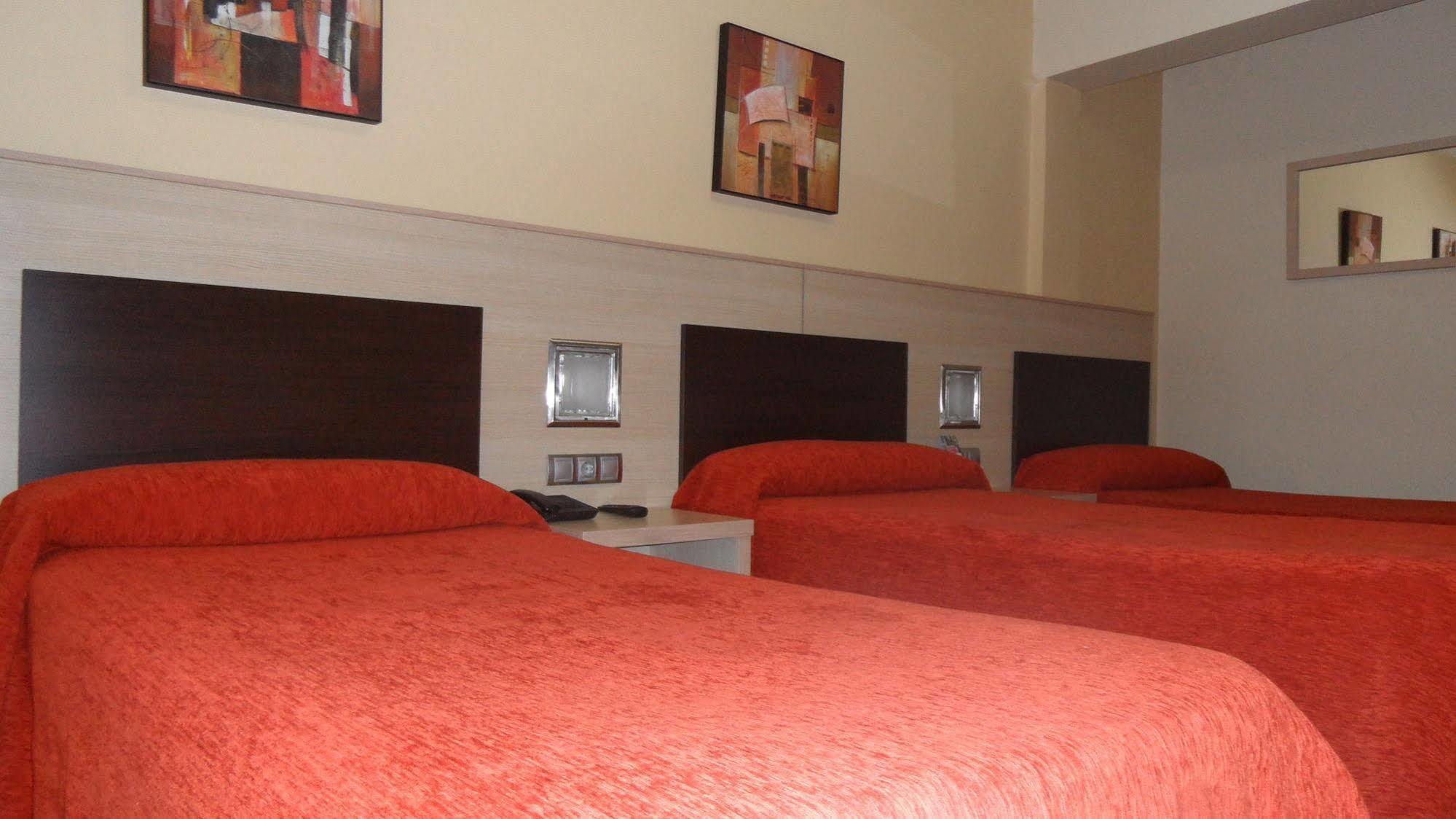 Hotel Avenida Понтеведра Екстериор снимка
