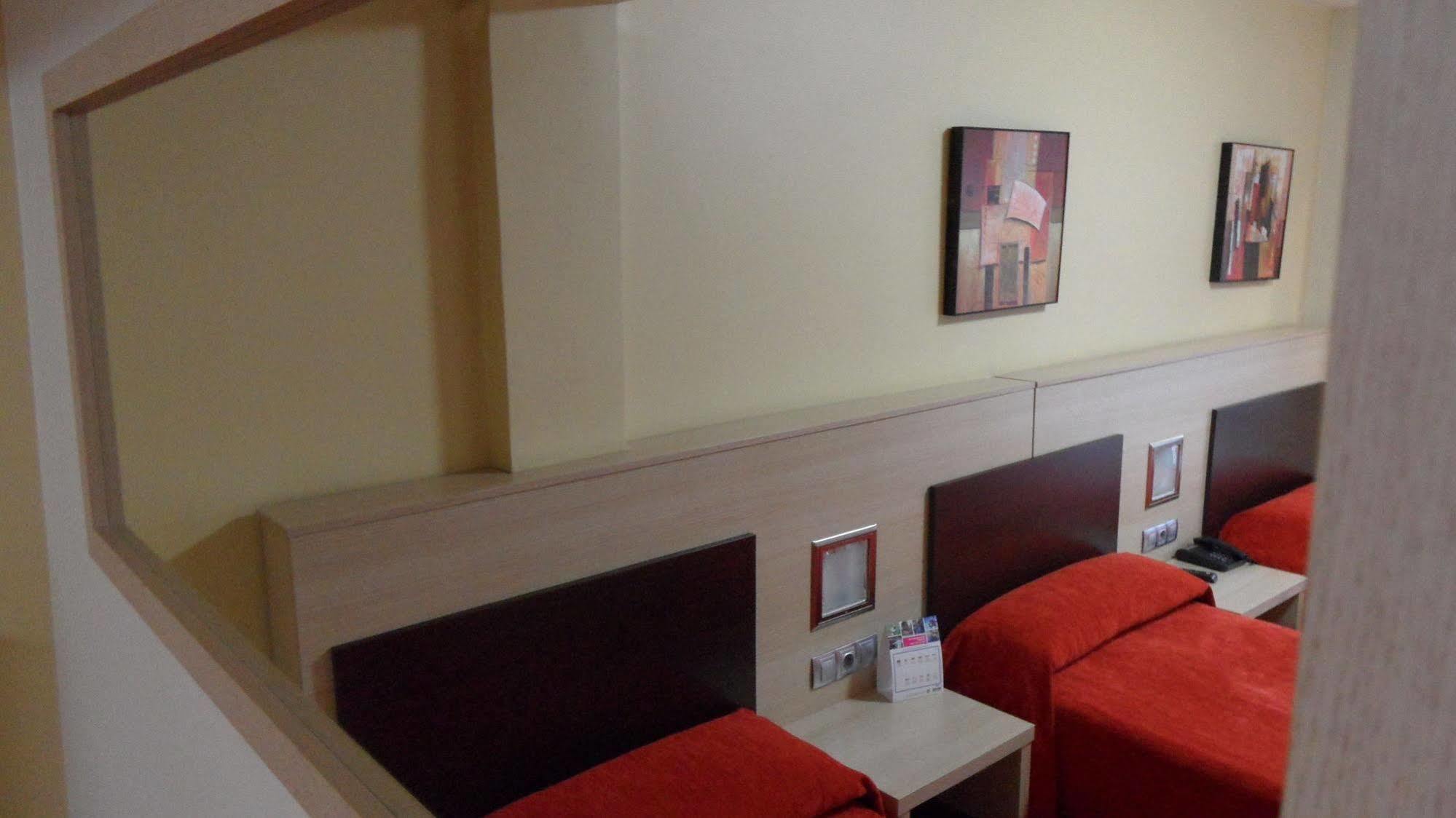 Hotel Avenida Понтеведра Екстериор снимка