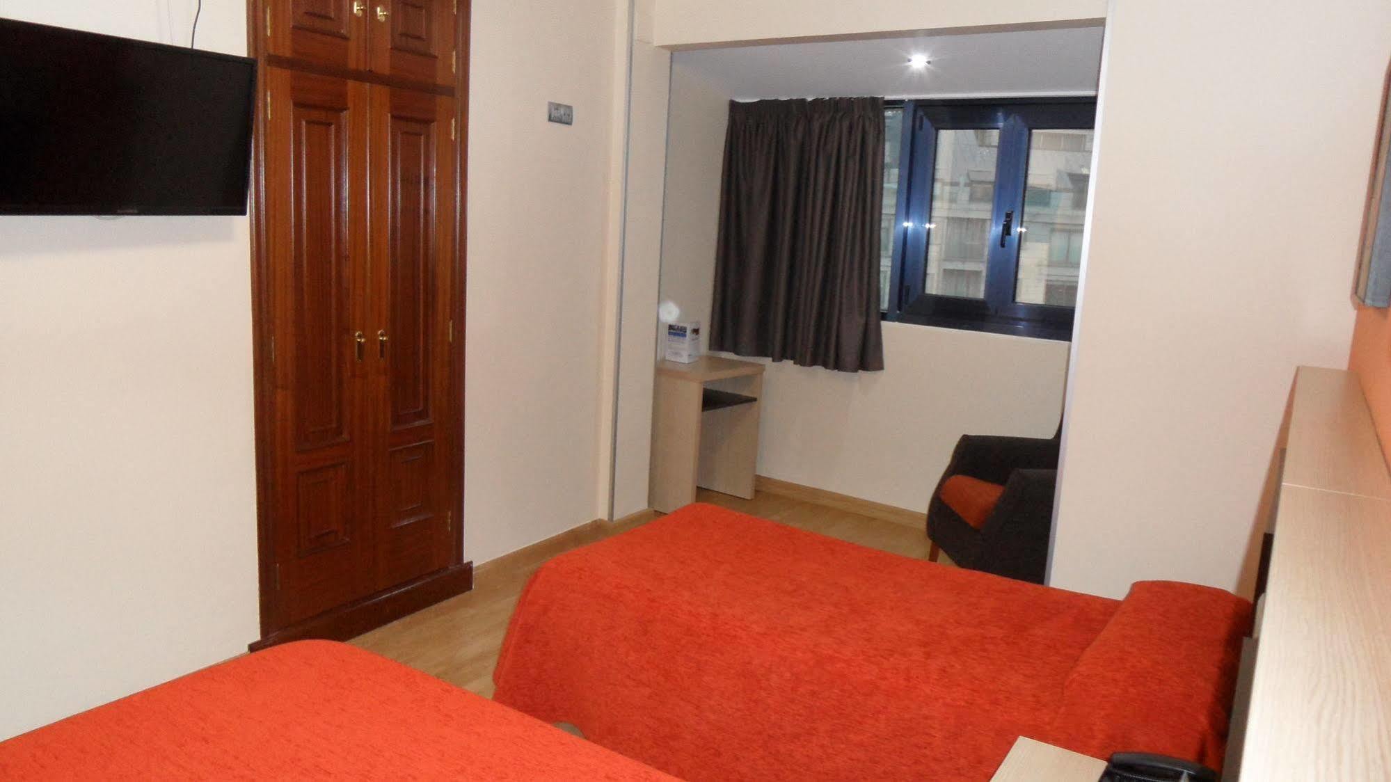 Hotel Avenida Понтеведра Екстериор снимка