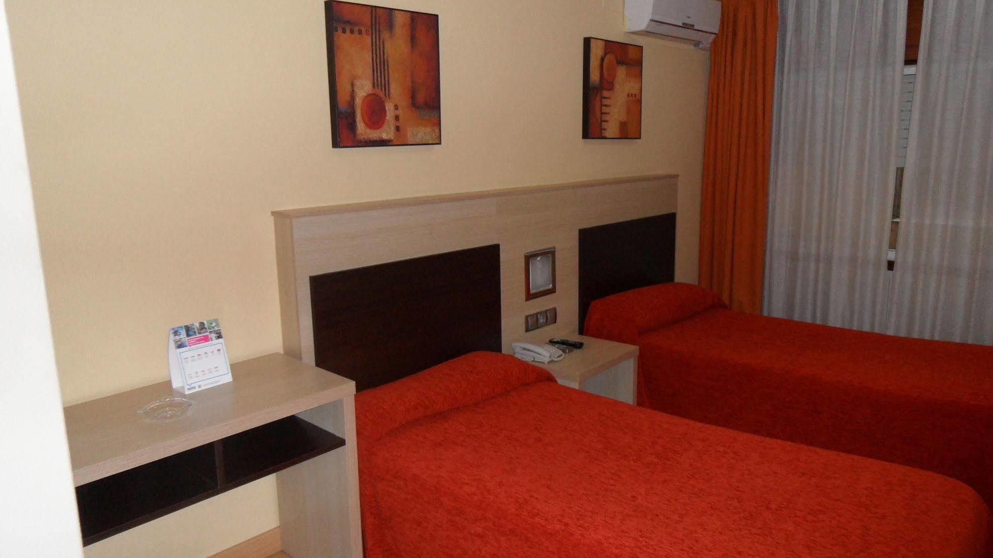 Hotel Avenida Понтеведра Екстериор снимка