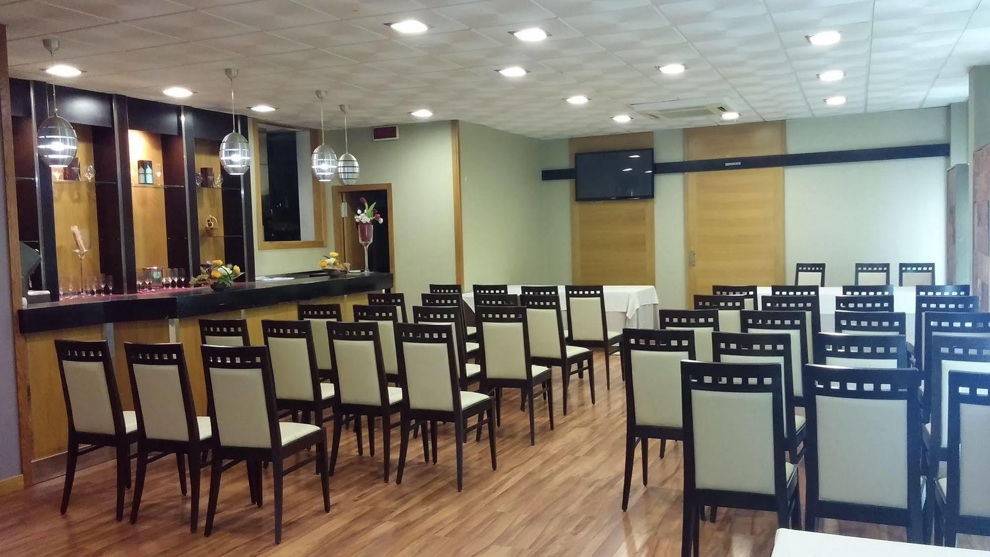 Hotel Avenida Понтеведра Екстериор снимка