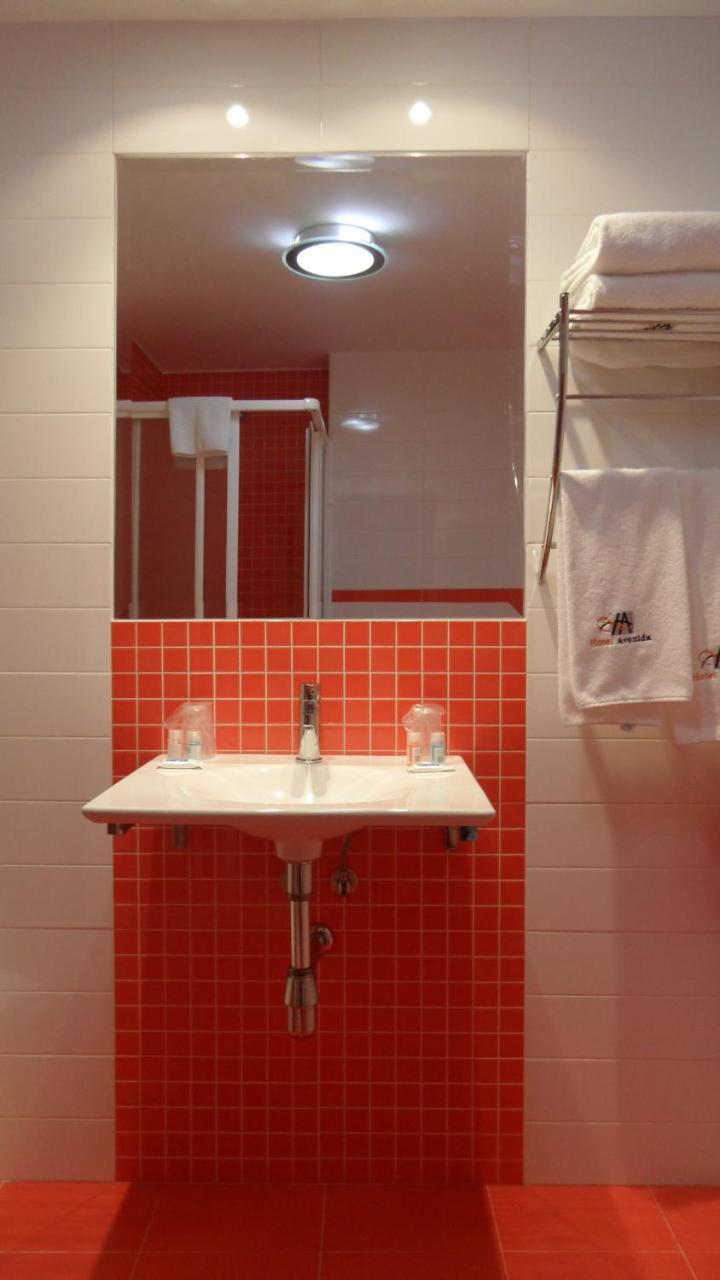 Hotel Avenida Понтеведра Екстериор снимка